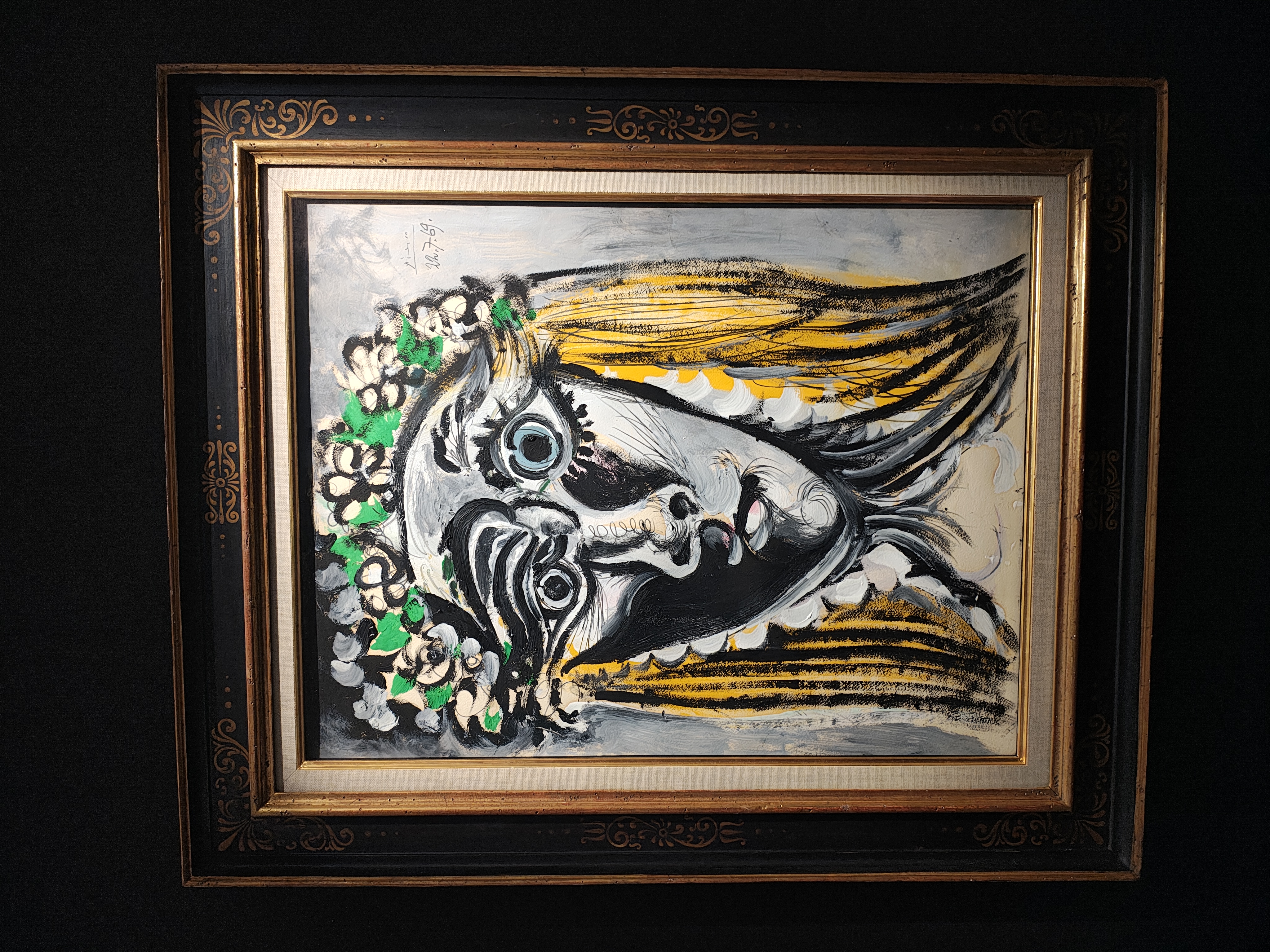 Tête de femme couronnée de fleurs 